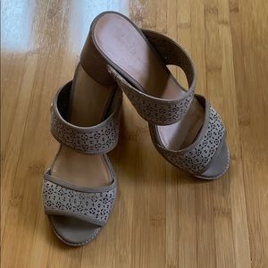 Tommy Hilfiger: Beige Suede Heeled Sandals